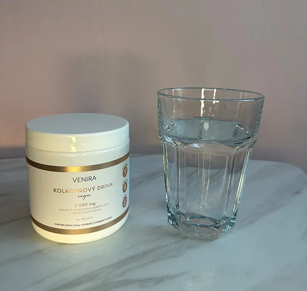 Collagen Peptides a pohár vody