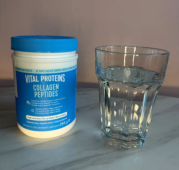 Collagen Peptides a pohár vody